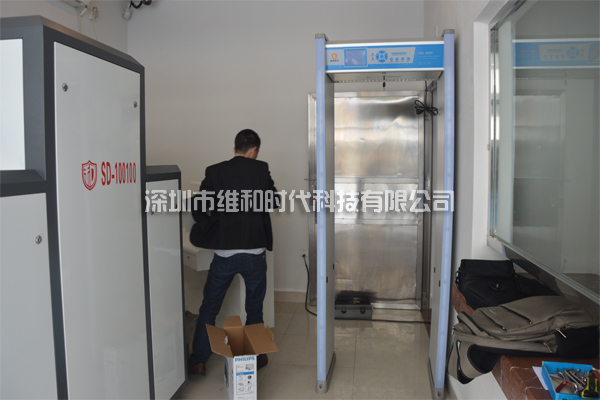 X光安檢機(jī)與液晶屏安檢門配套使用效果圖