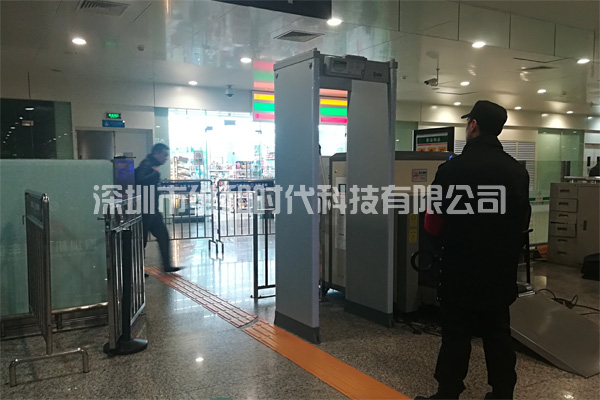 維和時(shí)代安檢門(mén)廠家為深圳機(jī)場(chǎng)汽車(chē)站供應(yīng)金屬探測(cè)安檢門(mén)[圖]