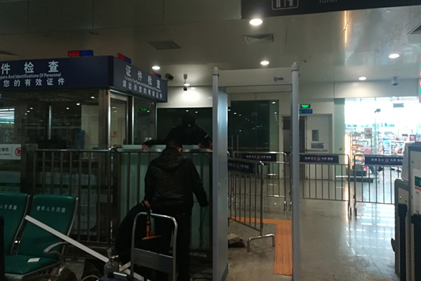 維和時(shí)代安檢門(mén)廠家為深圳機(jī)場(chǎng)汽車(chē)站供應(yīng)金屬探測(cè)安檢門(mén)[圖]