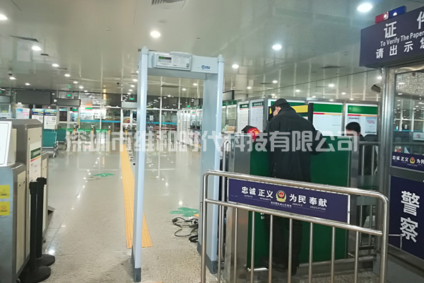 維和時(shí)代安檢門(mén)廠家為深圳機(jī)場(chǎng)汽車(chē)站供應(yīng)金屬探測(cè)安檢門(mén)[圖]