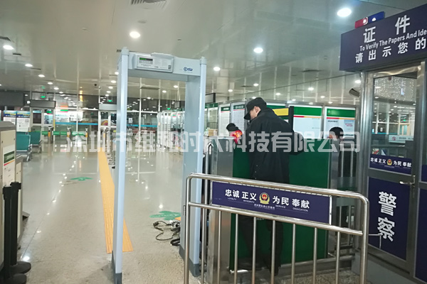 維和時(shí)代安檢門(mén)廠家為深圳機(jī)場(chǎng)汽車(chē)站供應(yīng)金屬探測(cè)安檢門(mén)[圖]