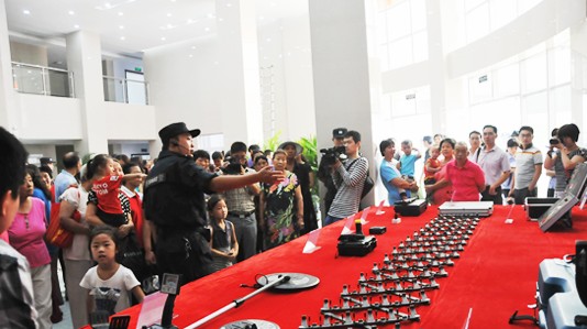 鄭州民警配合火車(chē)站三品檢查儀與手持安檢儀安檢熟悉警用裝備[圖]