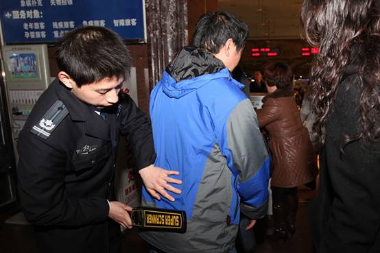 臨汾火車(chē)站鐵警增設(shè)手持金屬探測(cè)儀二次檢測(cè)項(xiàng)目[圖]