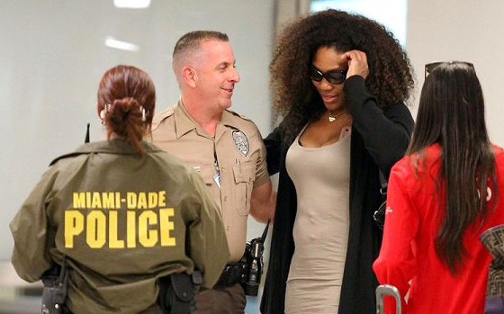 明星小威現(xiàn)身邁阿密機場 金屬探測門通道接受檢查[圖]