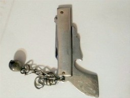 白云機(jī)場3號安檢門通道探測發(fā)現(xiàn)掛飾小刀[圖]