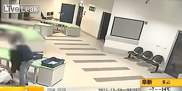 波蘭機(jī)場安檢門檢測員快速接住墜落嬰兒[圖]