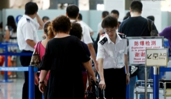 上海機場使用防爆設備輔助金屬探測儀安檢掃描[圖]