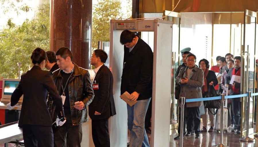 政協(xié)會議采用HI-PE型號安檢門 姚明低頭過安檢圖