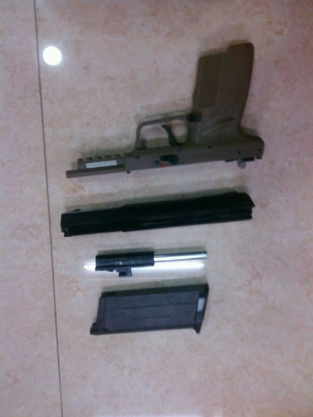 旅客逃避機(jī)場(chǎng)安檢門檢查 鞋內(nèi)藏金屬仿真槍管被查獲