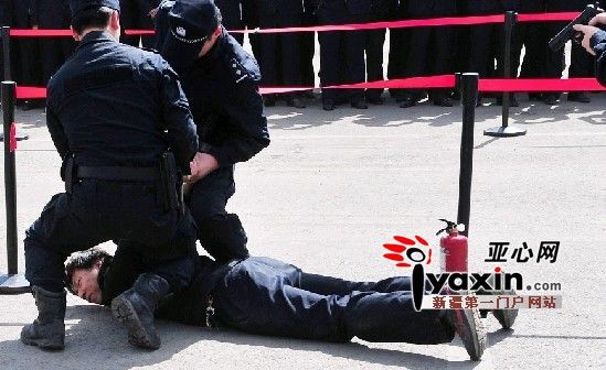 烏魯木齊市92個(gè)BRT站臺(tái)陸續(xù)裝安檢門