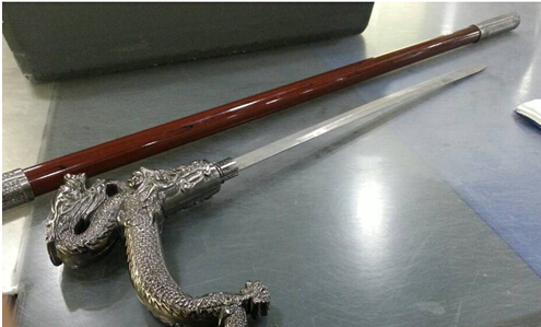 青島機(jī)場(chǎng)X光機(jī)發(fā)現(xiàn)藏劍 金屬安檢門(mén)威懾力強(qiáng)[圖]