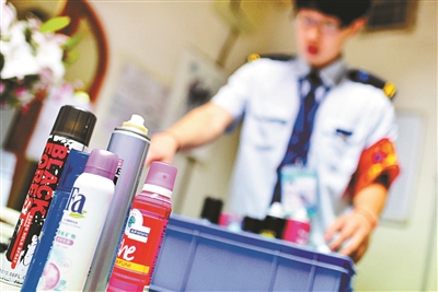 安檢機發現美工刀  乘客乘地鐵受阻[圖]