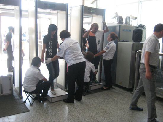 呼和浩特鐵路公安處集寧南站使用安檢門加強安檢