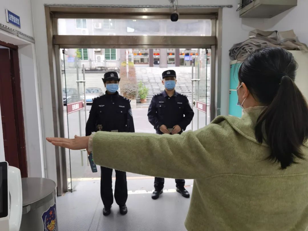 天柱法院安檢門顯神威，一女子攜帶違禁品被查獲！