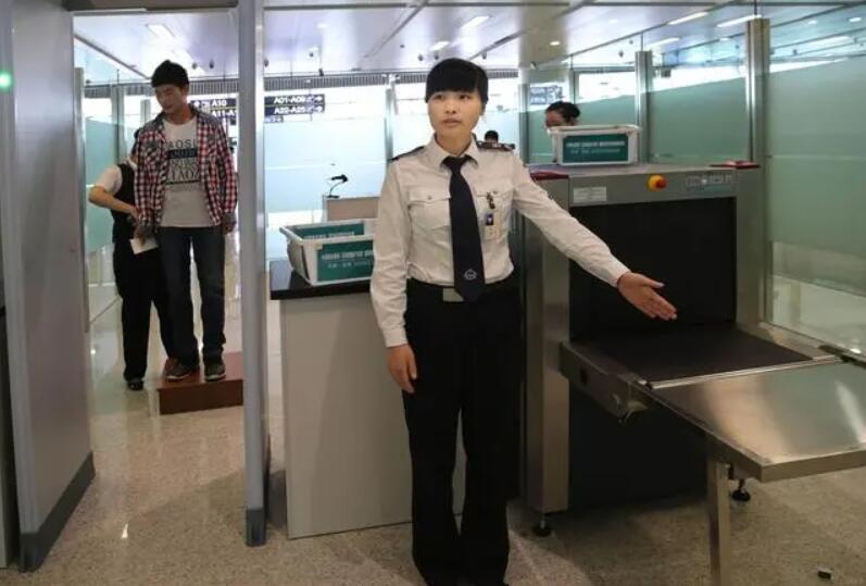 女性進入安檢門通道時,安檢員會感到尷尬嗎?過安檢的注意事項-2.jpg 女性進入安檢門通道時,安檢員會感到尷尬嗎?過安檢的注意事項-2.jpg