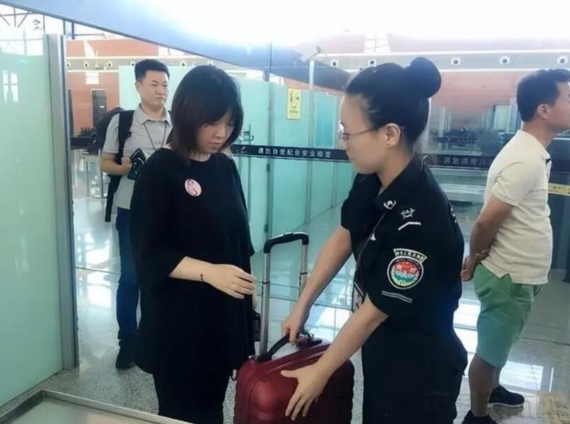 女性進入安檢門通道時,安檢員會感到尷尬嗎?過安檢的注意事項-5.jpg 女性進入安檢門通道時,安檢員會感到尷尬嗎?過安檢的注意事項-5.jpg